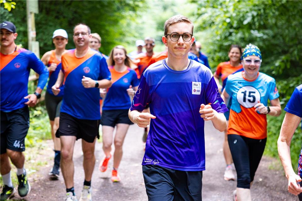 Beim gemeinsamen Training im Wald bereitet sich Fynn (M.) mit anderen Läuferinnen und Läufern auf die nationalen Spiele der Special Olympics vor.Laszlo Pinter/dpa/Laszlo Pinter