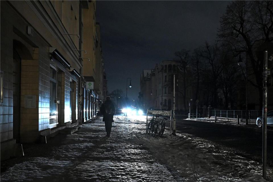 Beim großen Stromausfall im Berliner Südwesten Anfang Januar saßen rund 100.000 Menschen teils tagelang im Dunkeln, viele froren in ungeheizten Wohnungen. (Archivbild)    Elisa Schu/dpa