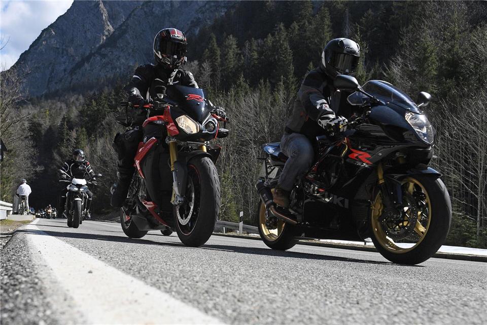 Beim in der Gruppe fahren auf dem Motorrad gibt es Regeln. (Archivbild)Angelika Warmuth/dpa/dpa-tmn