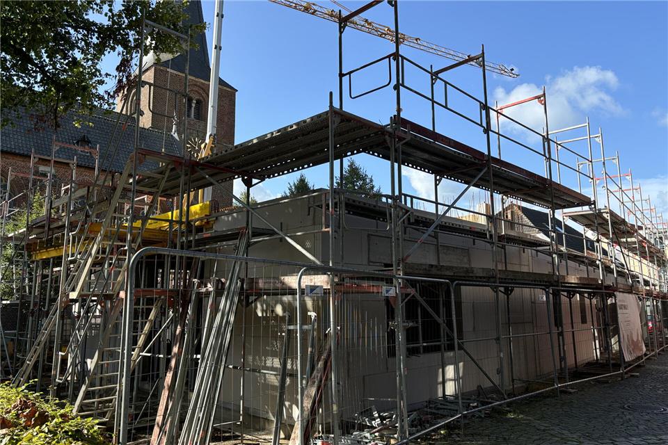 Beim neuen Pfarrheim wird als nächstes die Decke eingeschalt.
