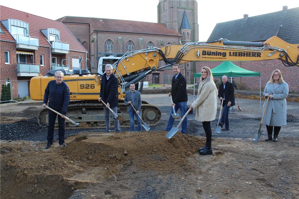 Beim offiziellen Spatenstich (v. l.): Hans-Dieter Strothmann (stellvertretender Bürgermeister), Architekt Reinhold Eversmann, Burkhard Nießing (Prokurist Baufirma Schweers), Bauherr Tobias Brun, Daisy Polte, Matthias Brinkmann und Alina Hilp (alle Caritas).