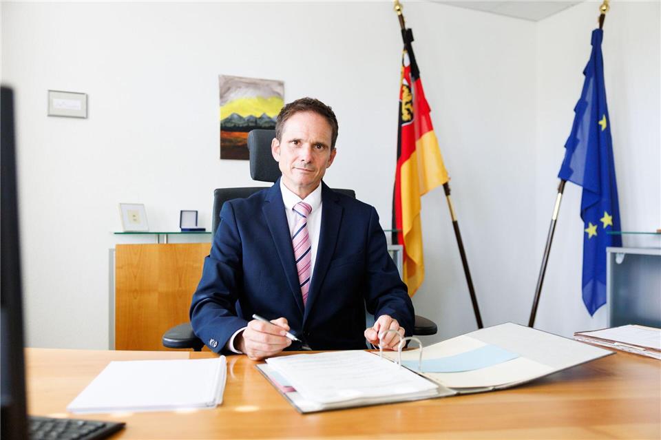 Millionenschäden bei Anlagebetrug im Internet Beim sogenannten Cybertrading Fraut verlieren nach Darstellung von LKA-Chef Mario Germano viele Menschen ihr gesamtes Erspartes.Lando Hass/dpa