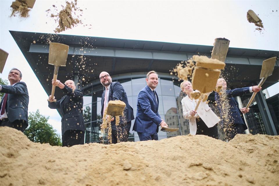 Beim symbolischen Spatenstich für die Erweiterung und Sanierung des Sächsischen Landtages griffen auch die Gäste beherzt zum Arbeitsgerät.Robert Michael/dpa