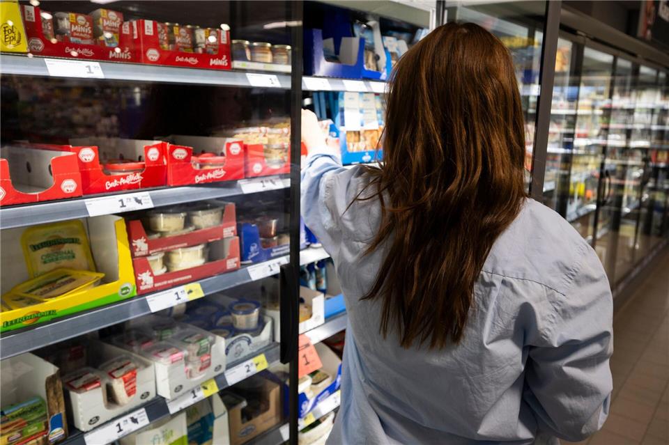 Beim täglichen Einkauf bekommen Verbraucherinnen und Verbraucher die Inflation zu spüren. (Symbolbild)Philip Dulian/dpa