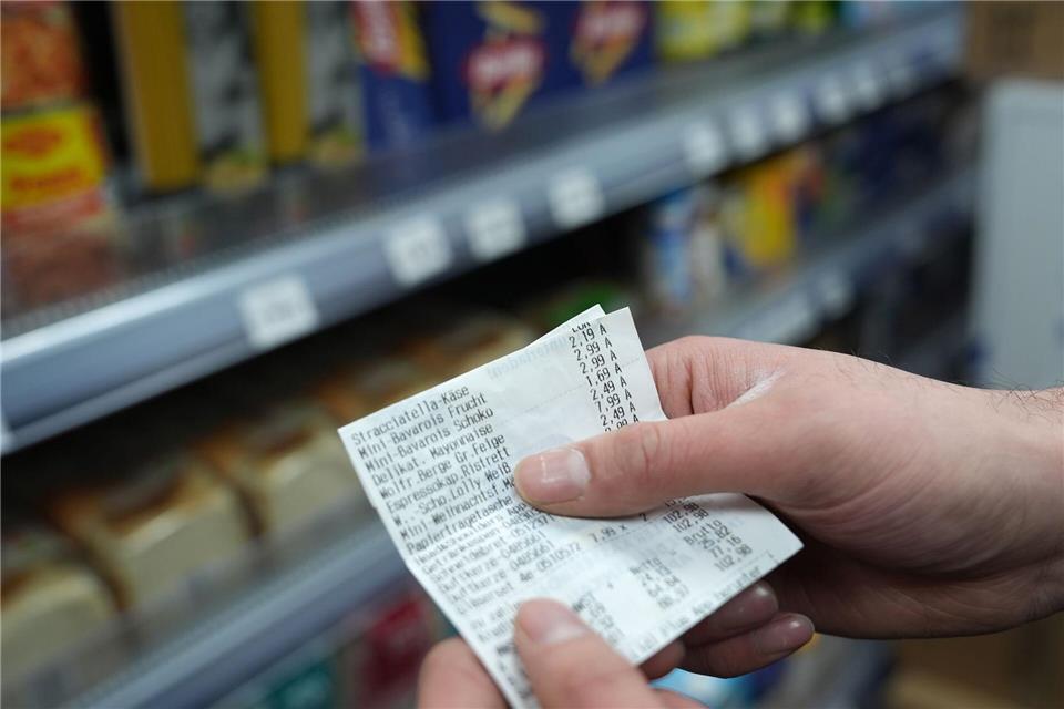 Beim täglichen Einkauf bekommen die Menschen die Inflation zu spüren. (Symbolbild)Marcus Brandt/dpa