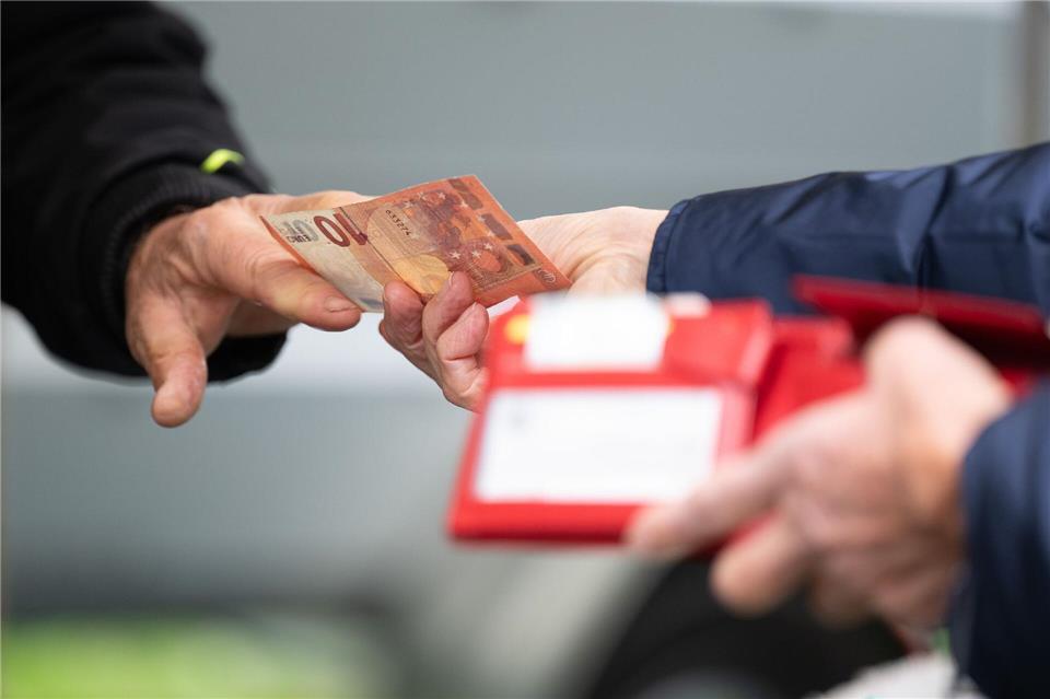Beim täglichen Einkauf macht sich die Inflation im Geldbeutel bemerkbar. (Symbolbild)Sebastian Kahnert/dpa