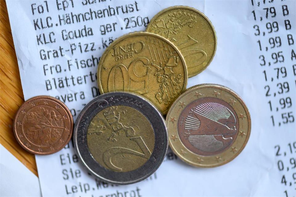 Beim täglichen Einkauf schauen die Menschen genau auf den Preis. (Symbolbild)Hendrik Schmidt/dpa