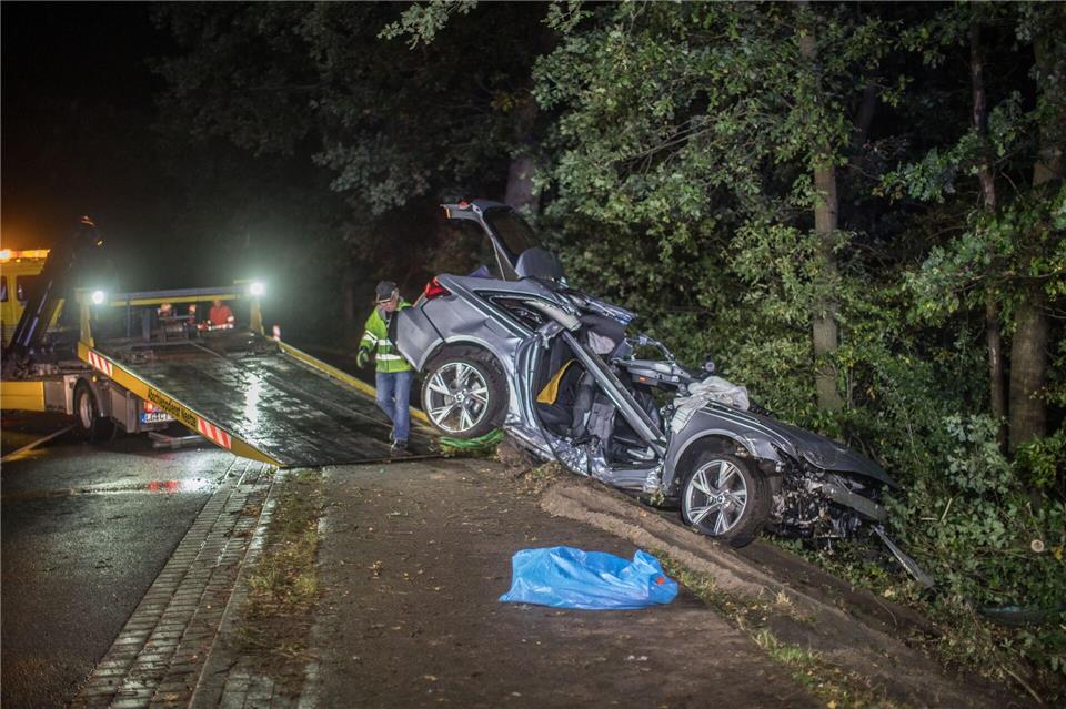 Beim vierten Baum soll das Auto zum Stehen gekommen sein.Sebastian Peters/NEWS5/dpa