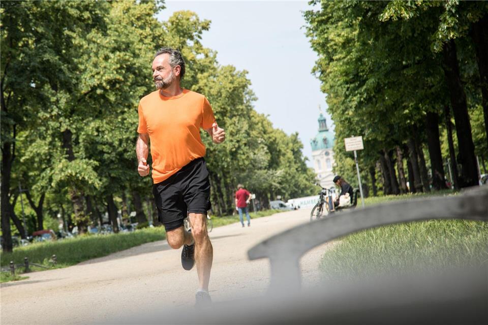Beine mögen Bewegung, denn die bringt den Kreislauf - und damit auch das Blut - in Schwung. picture alliance/dpa/dpa-tmn