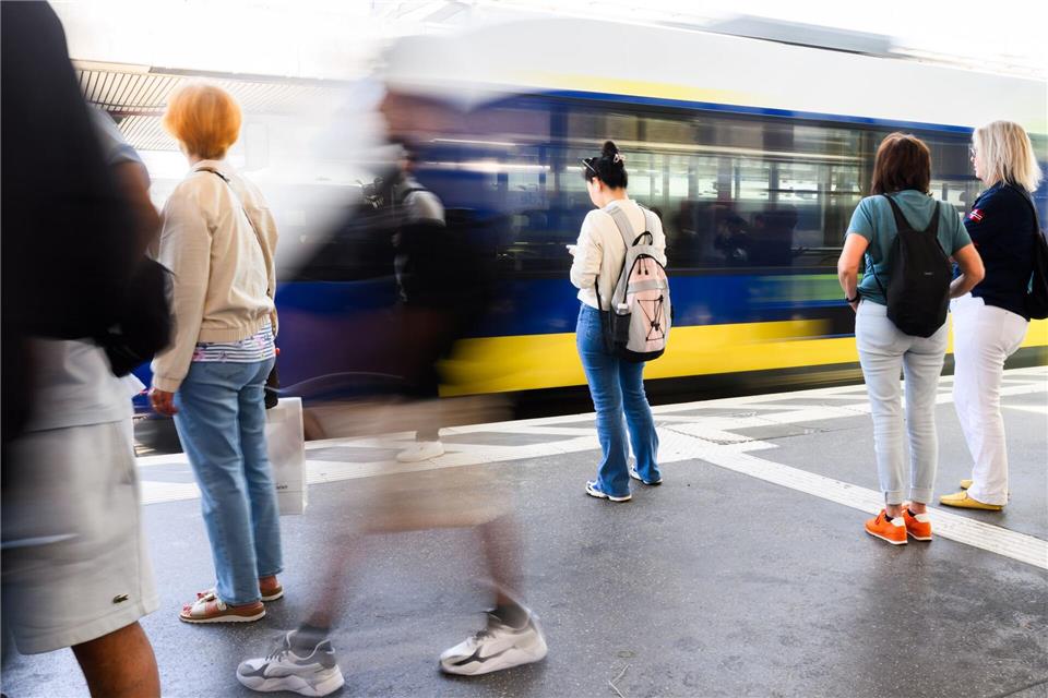 Lohnt sich Ticket-Splitting beim Bahnfahren? Beinhaltet die Zugverbindung auch Abschnitte, wo Nahverkehrstickets gültig sind, kann die Wahrscheinlichkeit steigen, dass geteilte Verbindungen günstiger sind als eine durchgängige Buchung.Julian Stratenschulte/dpa