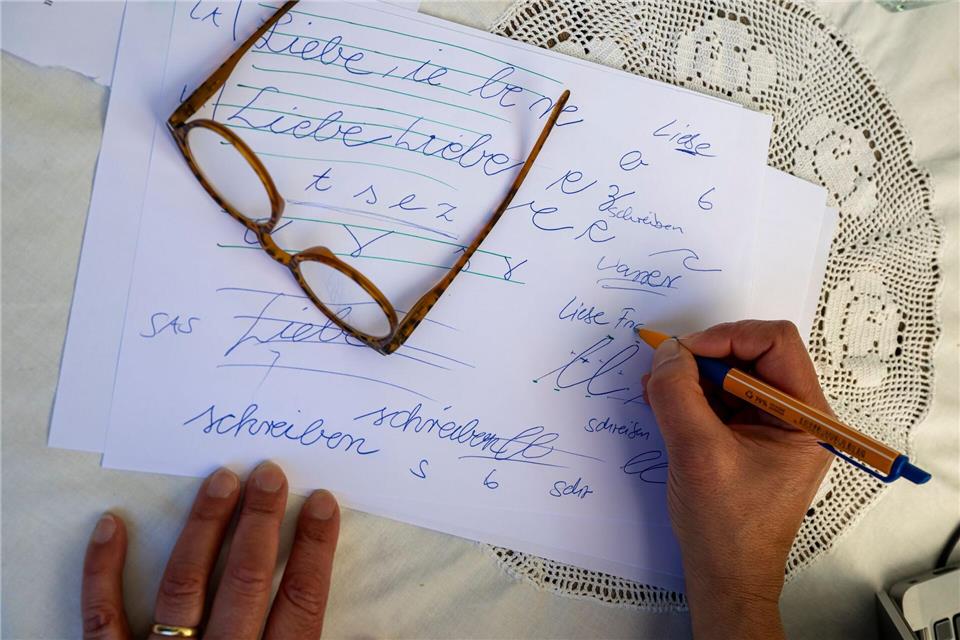 Beispiele für verschiedene Schriften, die an den Schulen gelehrt werden (Archivbild).Peter Kneffel/dpa