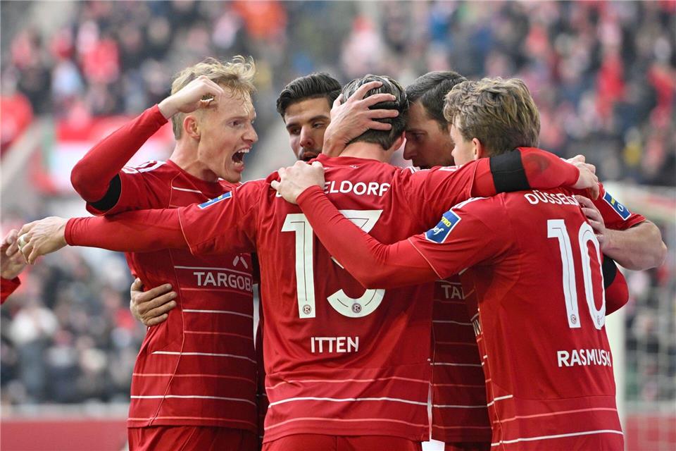 Bejubeln das 1:0: Düsseldorfs Profis um Doppel-Torschütze Itten.Anke Waelischmiller/dpa