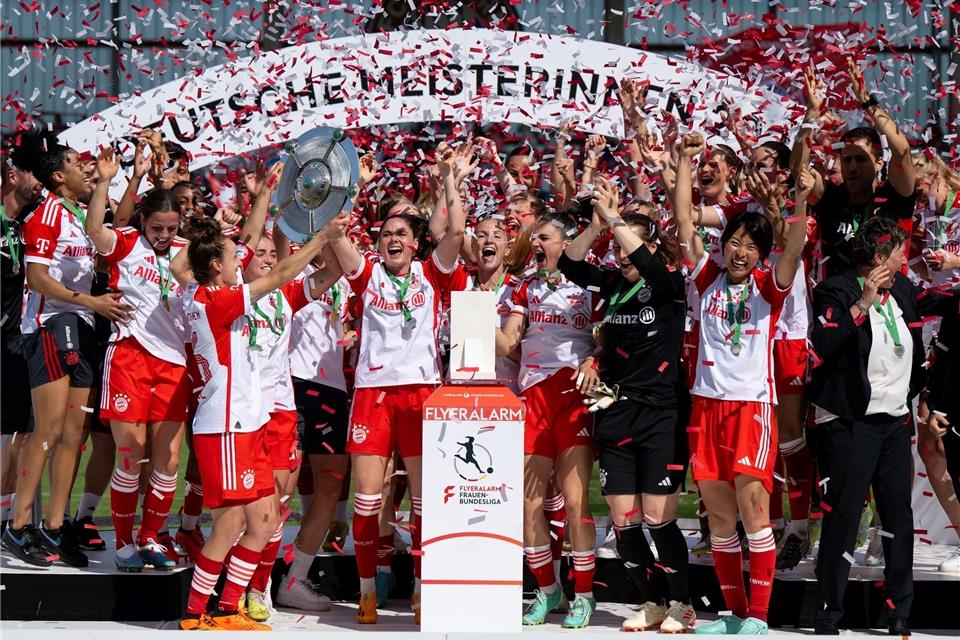 Bejubeln nach ihrem 11:1-Triumph am letzten Spieltag die Meisterschaft: die Frauen des FC Bayern München.