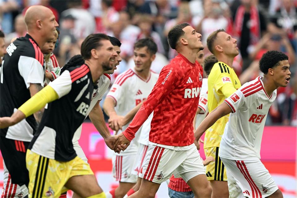 Bejubelte mit seinen Teamkollegen einen Auftaktsieg: Saïd El Mala (m). Federico Gambarini/dpa