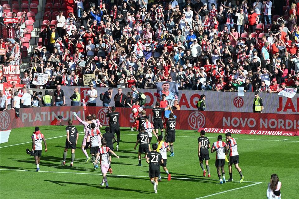 Bejubelten mit den Fans eine spektakuläre Aufholjagd: Die Profis des FC Bayern München.Torsten Silz/dpa