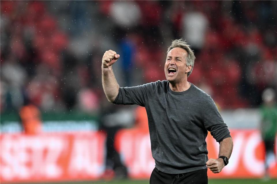 Bejublete ausgelassen den Sieg gegen RB Leipzig: Leverkusens Trainer Kasper Hjulmand.Fabian Strauch/dpa