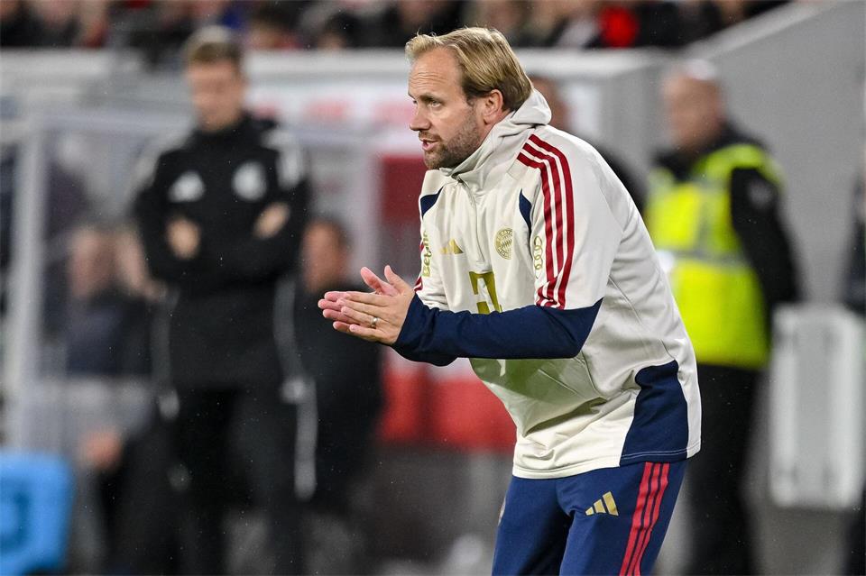 Bekam nach dem 3:1 in Freiburg eine Nachricht von seinem Chef Vincent Kompany: Bayerns Co-Trainer Aaron Danks.Harry Langer/dpa