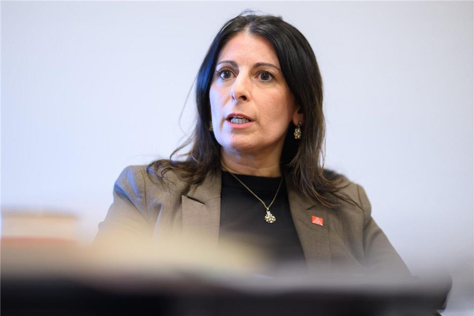 Bekam vom Konzernvorstand keine klare Antwort zum möglichen Stellenabbau: Betriebsratschefin Daniela Cavallo. (Archivbild)Julian Stratenschulte/dpa