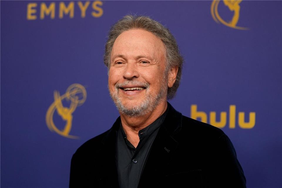Bekannt als Komiker, ist er nun in einer düsteren Thriller-Serie zu sehen: Billy Crystal. (Archivfoto)Jae C. Hong/Invision/AP/dpa