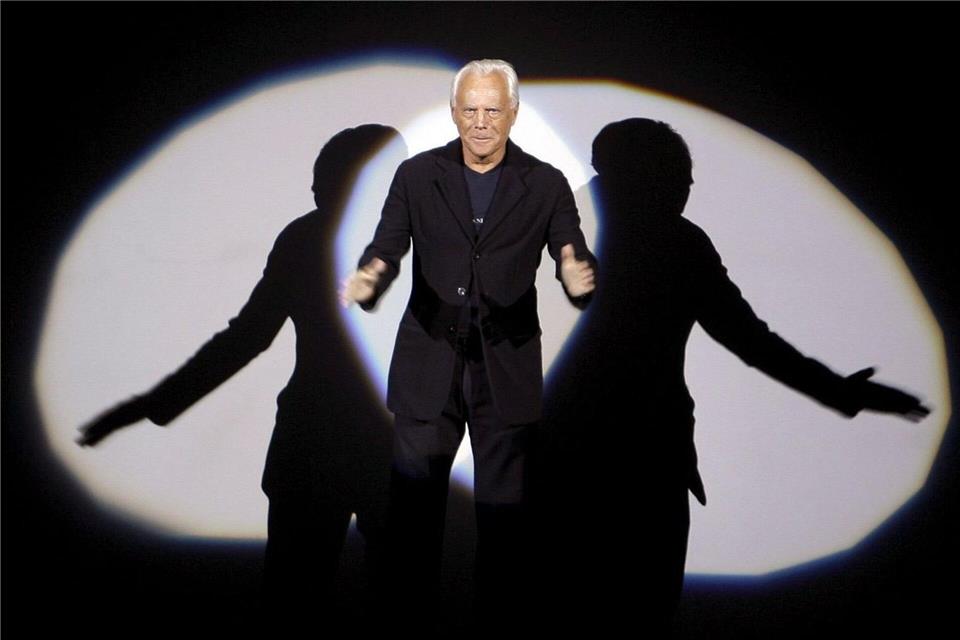 Modemacher Giorgio Armani mit 91 Jahren gestorben Bekannt wurde Armani - hier auf dem Laufsteg der Männermodenschauen 2007/2008 - durch Herrenmode in minimalistischen Schnitten mit gedeckten Farben. (Archivbild)Daniel Dal Zennaro/epa/Ansa/dpa