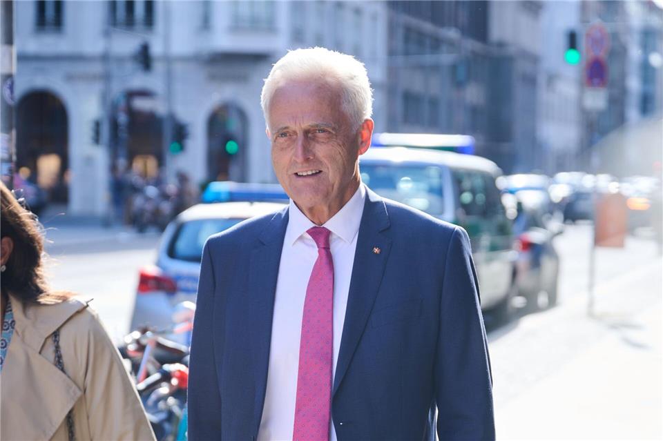 Bekommt Ärger mit Polizei und Staatsanwaltschaft: Ex-Verkehrsminister Peter Ramsauer. (Archivbild)Annette Riedl/dpa