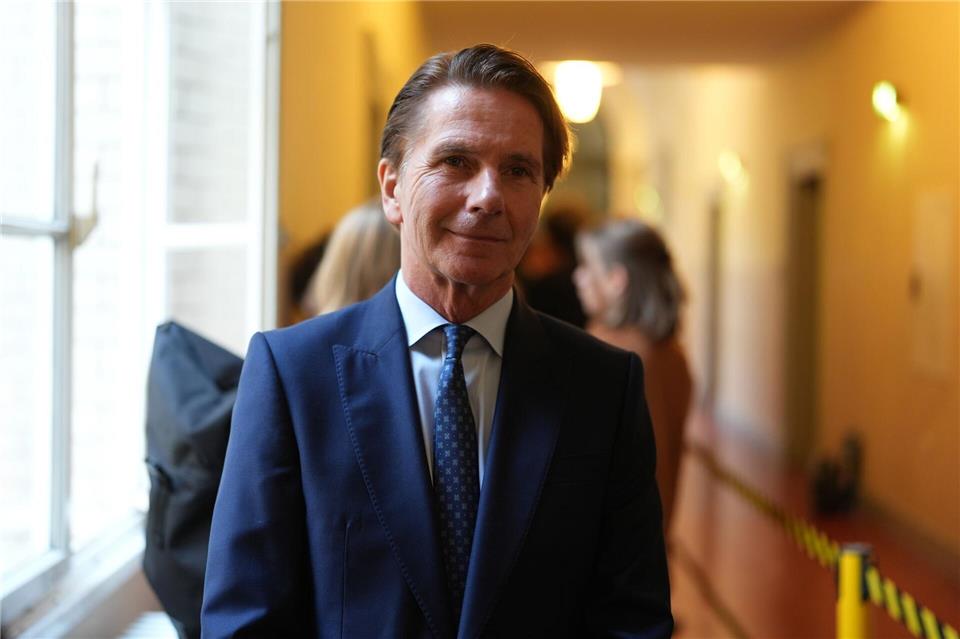 Béla Anda, Ex-Regierungssprecher und Block-Berater, darf nicht mehr als Zuschauer im Gerichtssaal sein - weil er auch als Zeuge geladen werden könnte.Marcus Brandt/dpa