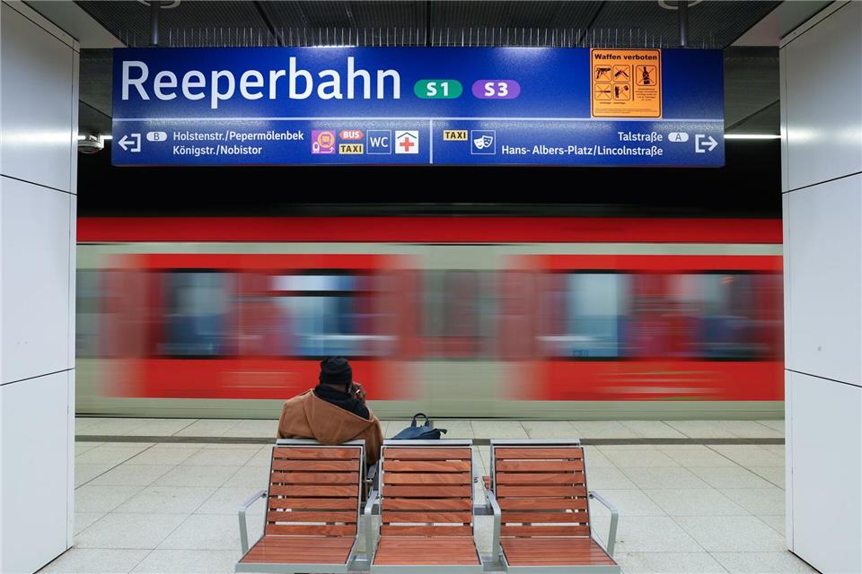 Beleidigungen bis hin zu Todesdrohungen wurden einem per Haftbefehl gesuchten Mann in Hamburg zum Verhängnis. (Archivbild)Marcus Brandt/dpa