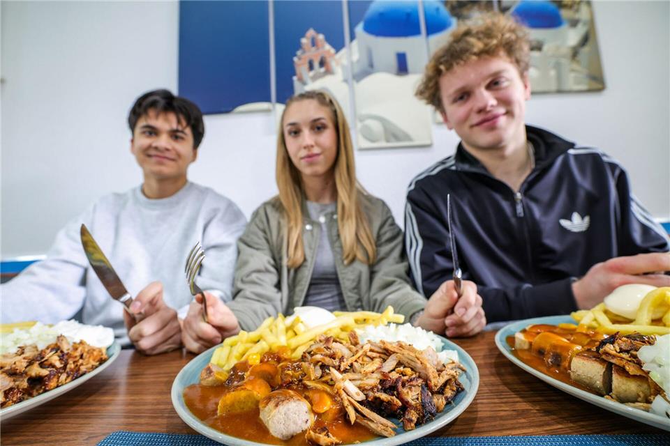 Beliebt auch bei Schülern und Studenten: Der „Taxi-Teller“ ist im Trend.Christoph Reichwein/dpa