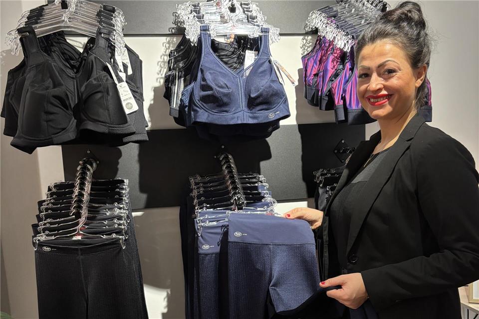 Beliebte Sporthosen führt das Geschäft ebenfalls.