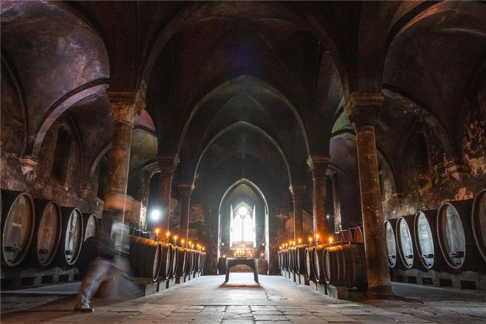 Beliebtes Ausflugsziel: das fast 900 Jahre alte Kloster Eberbach, Hessens Staatsweingut, im Rheingau mit uralten Weinfässern und Verkauf von eigenem Wein. (Archivbild)Boris Roessler/dpa