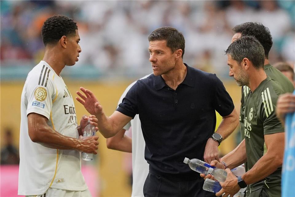 Bellingham (l) wehrt sich nach Kritik rund um das Aus von Ex-Coach Alonso (M). (Archivbild)Rebecca Blackwell/AP/dpa