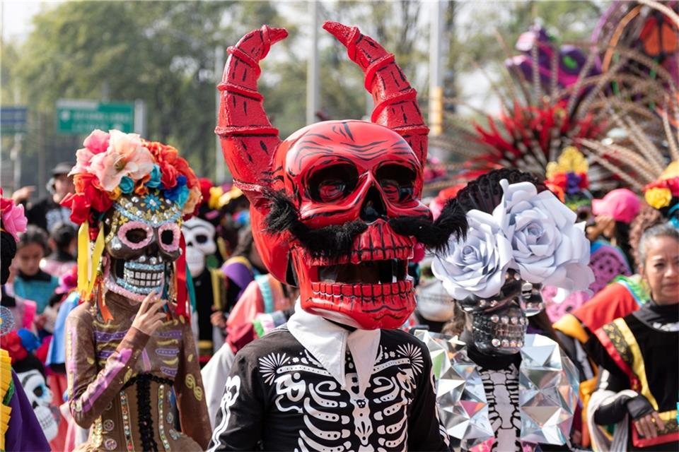 Bemalte und verzierte Pappfiguren bei der  Parade zum Tag der Toten in Mexiko-Stadt.