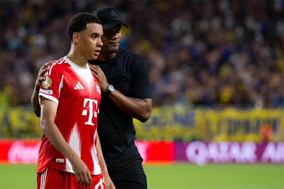 Bemüht um Normalität vor dem Comeback: Jamal Musiala und Trainer Vincent Kompany. (Archivbild) Sven Hoppe/dpa