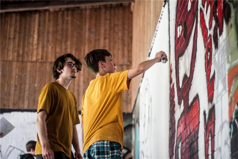 Ben Alfes (rechts) und Lukas Lankes arbeiten an einem Motiv.