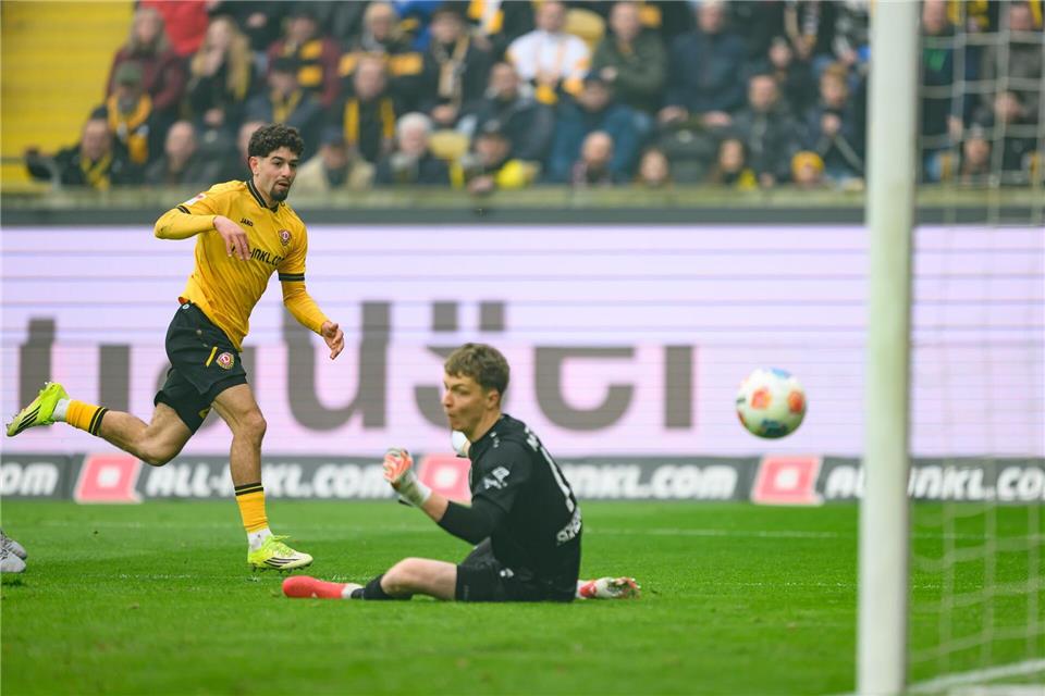 Ben Bobzien (Dynamo Dresden, l) erzielt gegen Johannes Schenk (Preußen Münster) das Tor zum 1:0.Robert Michael/dpa