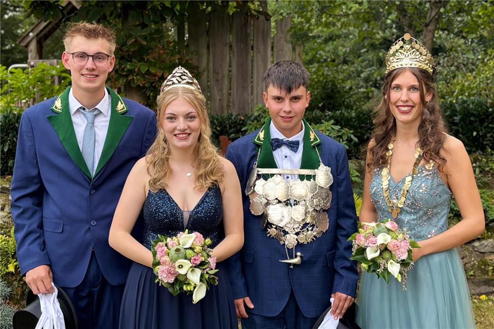 Ben Krug (2.von rechts) und Frederike Kaak (rechts) sind das neue Königspaar. Leon Heltweg und Jill Schöttler stehen ihnen zur Seite.