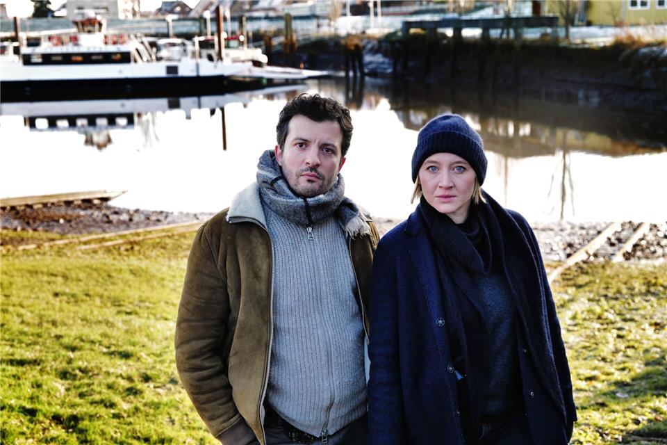 Ben Salawi (Camill Jammal) und seine Kollegin Nora Weiss (Anna Maria Mühe) ermitteln. Szene des Films „Solo für Weiss: Tödliche Wahl“. Der Krimi läuft am 04.11. im ZDF.Mirjam Knickriem/ZDF/dpa