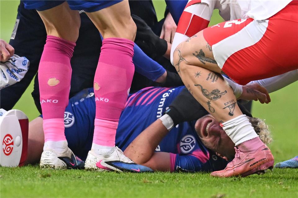 Benedict Hollerbach verletzte sich am Samstag beim Auswärtsspiel in Leipzig wohl schwerer.Jennifer Brückner/dpa