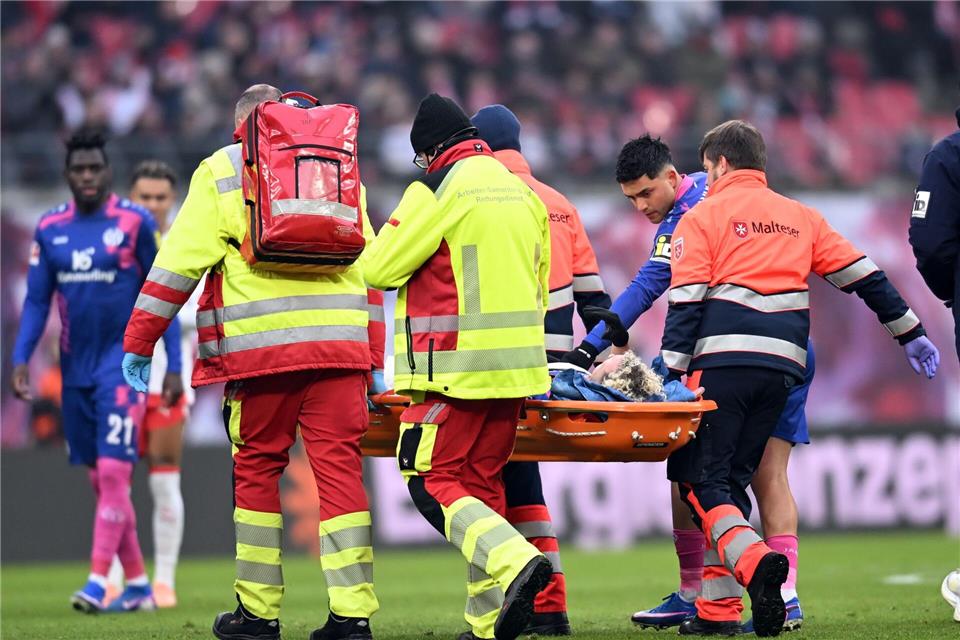 Benedict Hollerbach wird vom Platz getragen.Jennifer Brückner/dpa