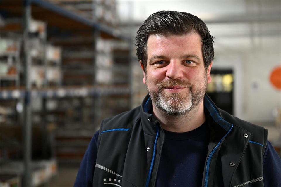 Benedikt Bernshausen, Werksverkaufsleiter, beschreibt die vergangenen Tage als eine emotionale „Achterbahnfahrt“.Martin Schutt/dpa