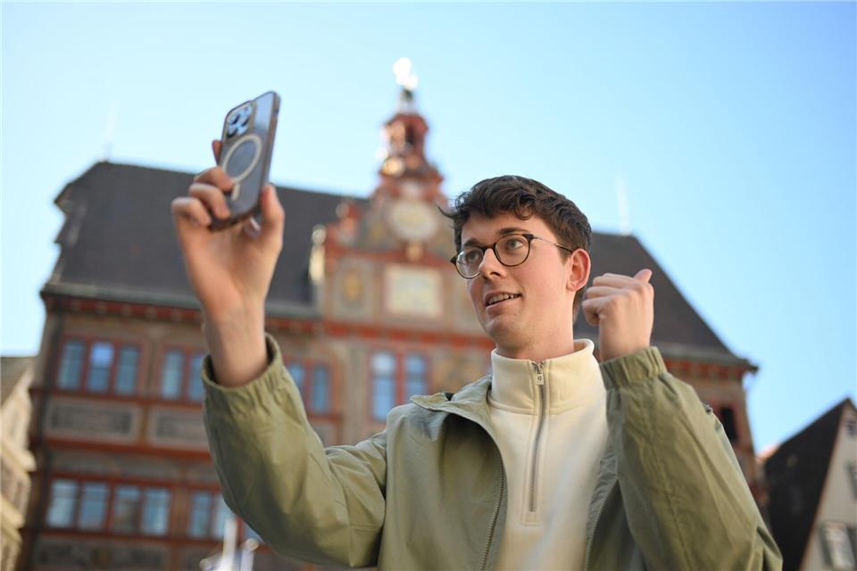 Benedikt Döllmann zeigt auf Social Media seinen Alltag als Stadtrat. Über 50.000 Menschen folgen ihm.Marijan Murat/dpa
