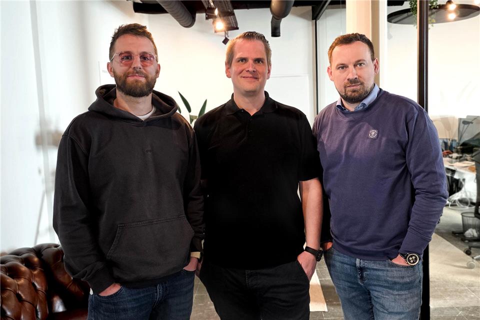 Benedikt Kisner (Mitte) mit Leandro Ananias (links) und Lennart Eckerlein. Sie haben sich bei „Borken pitcht“ kennengelernt und das Unternehmen conmeet gegründet.