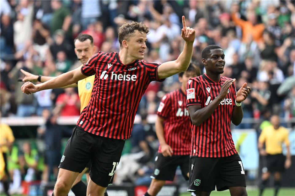 Benedikt Pichler (vorn) fehlt Hannover 96 wegen einer Knieverletzung. (Archivbild)Swen Pförtner/dpa