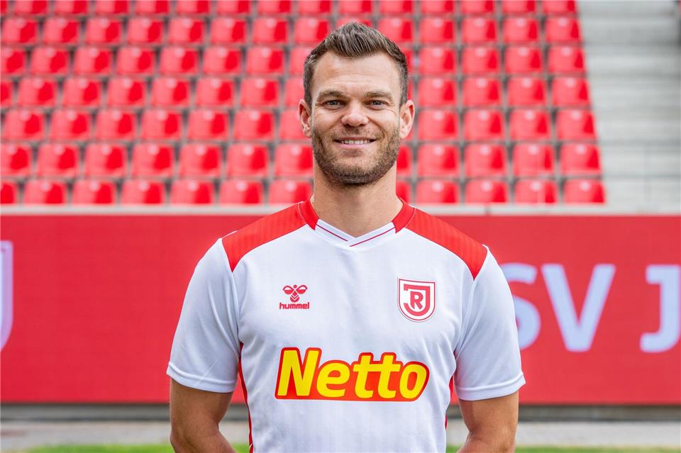 Benedikt Saller bleibt Jahn Regensburg erhalten. (Archivbild)Armin Weigel/dpa