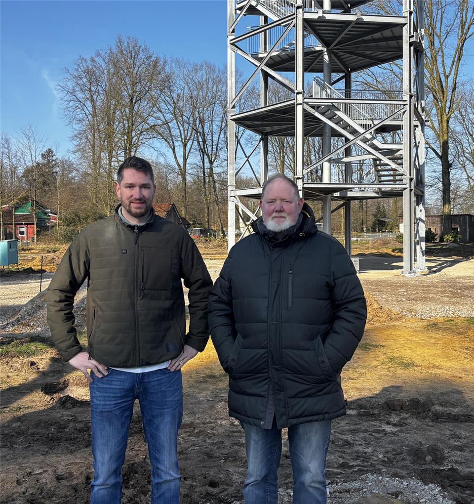 Eine neue Attraktion entsteht im Wildpark Frankenhof Benedikt und Ludger Pohlmann (von links) vor dem künftigen Rutschenturm.