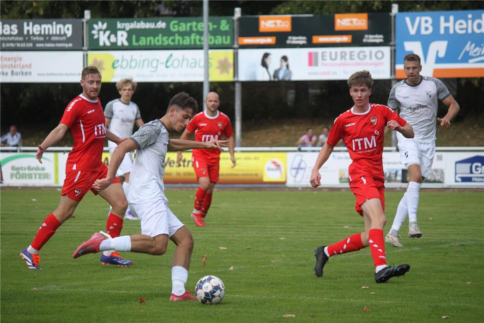 Benet Osmani (am Ball) musste mit der Viktoria die erste Saison-Niederlage hinnehmen – 2:3 nach 2:1-Führung.