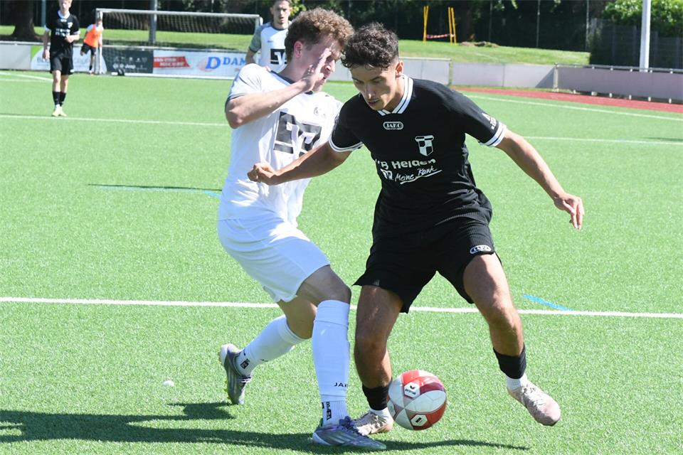 Benet Osmani (rechts) steht am Sonntag gegen den FC Epe aufgrund einer Gelb-Rot-Sperre nicht im Heidener Kader.