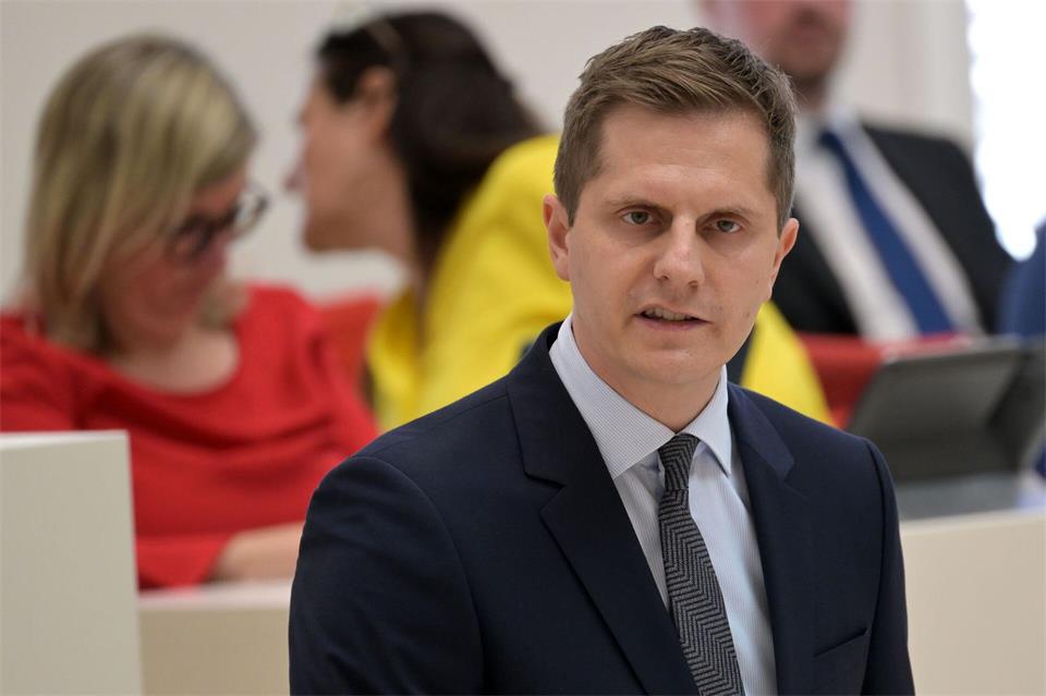 Benjamin Grimm setzt sich für den Schutz von Frauen vor häuslicher Gewalt ein. (Archivbild)Michael Bahlo/dpa