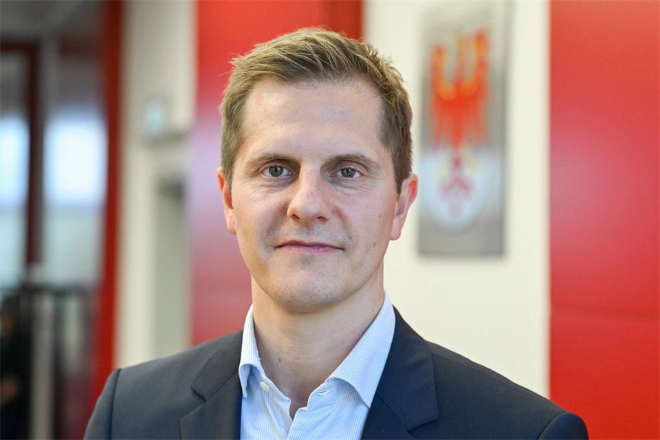 Benjamin Grimm setzt sich für eine härtere Strafverfolgung bei digitaler Gewalt ein. (Archivbild)Jens Kalaene/dpa