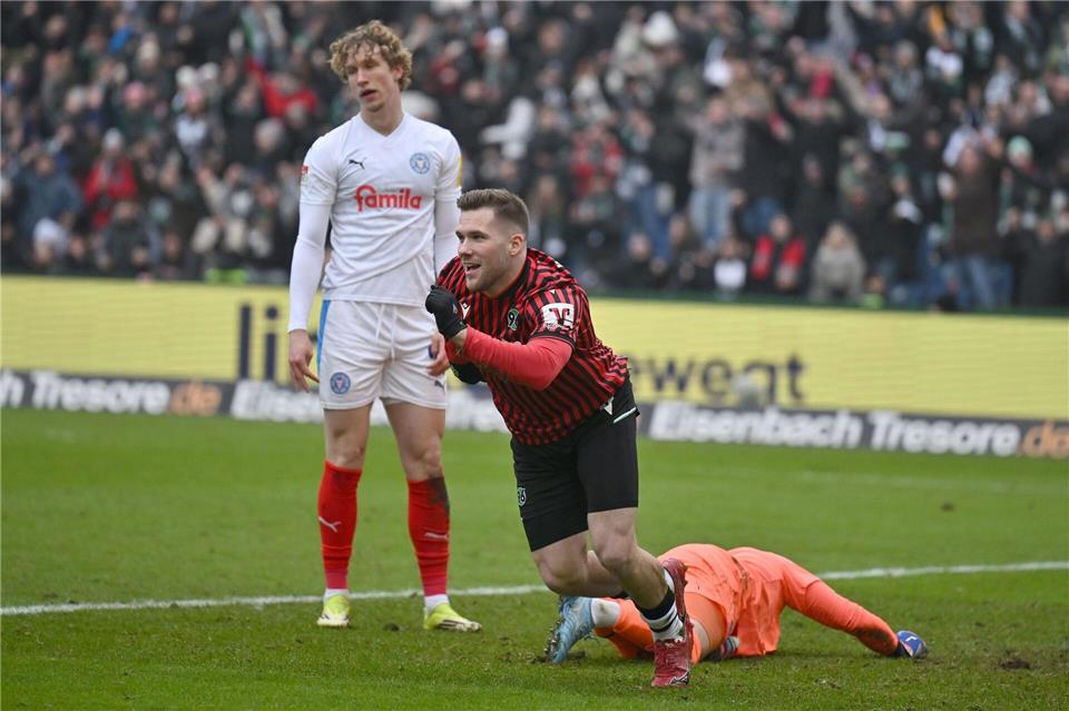 Benjamin Källman trifft zum 1:0 für Hannover 96.Swen Pförtner/dpa